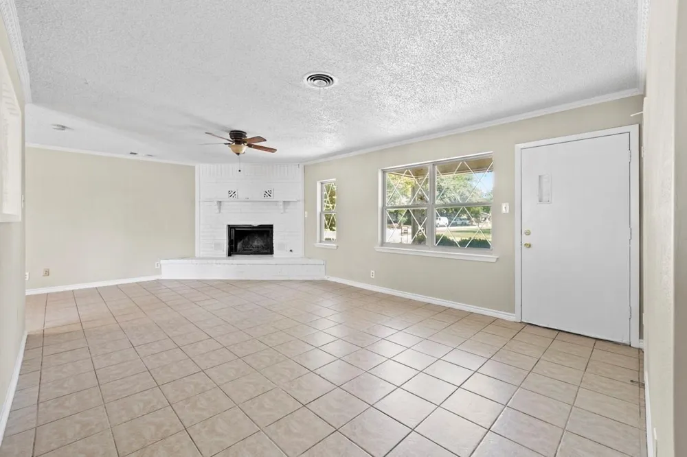 2921 Needles Street Euless, TX 76040
