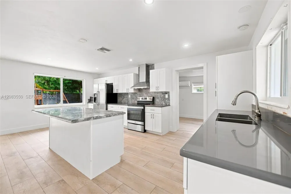 807 SE 9th Ter Deerfield Beach, FL 33441