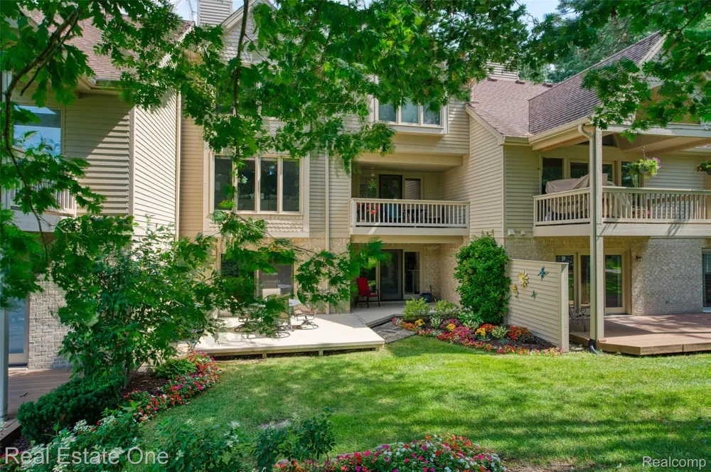 4884 Pine Eagles Court Genoa Township, MI 48116