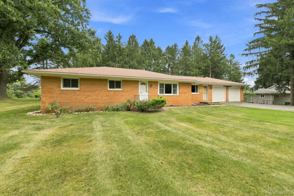 25 E Oakwood Road Oxford Charter Township, MI 48371