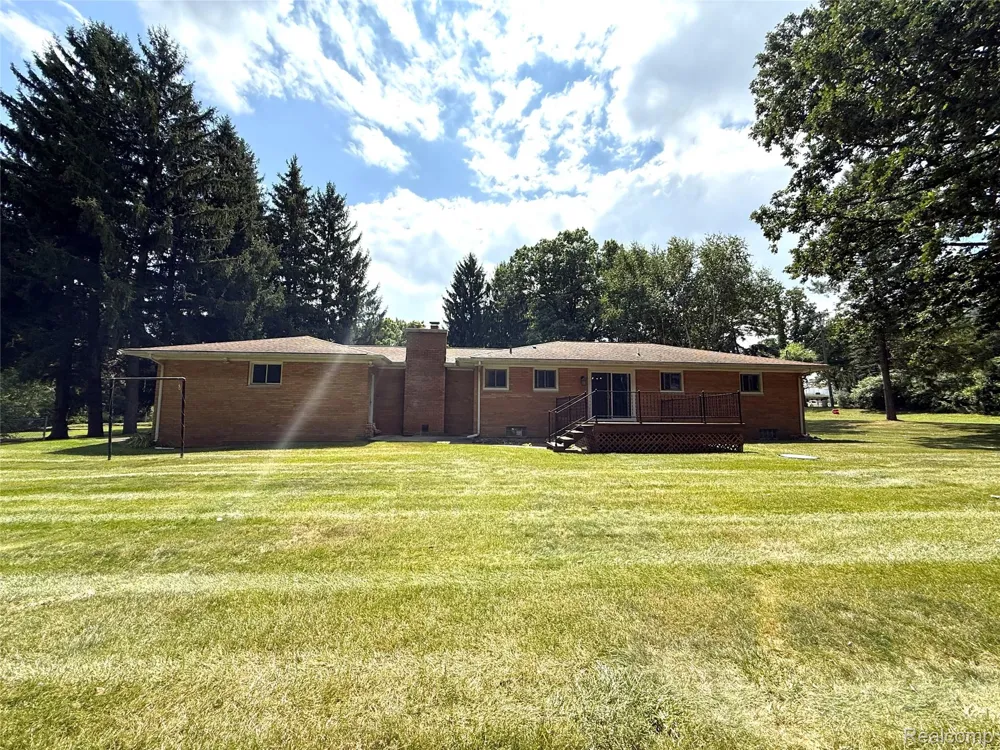 25 E Oakwood Road Oxford Charter Township, MI 48371