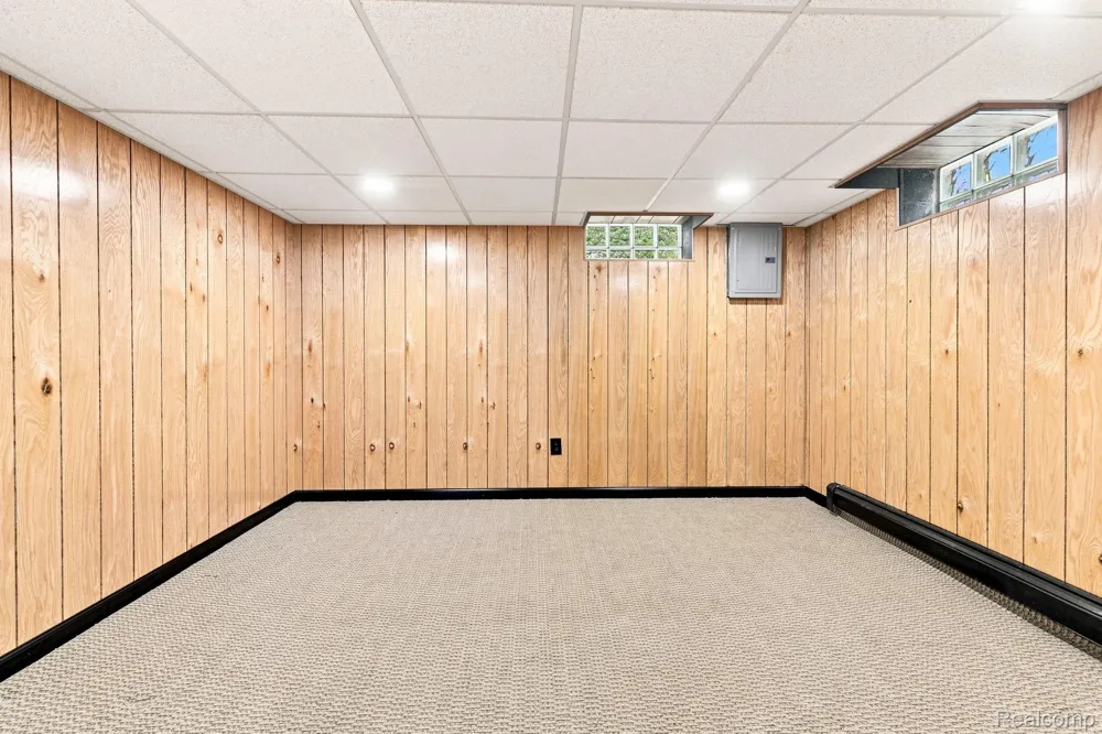 25 E Oakwood Road Oxford Charter Township, MI 48371