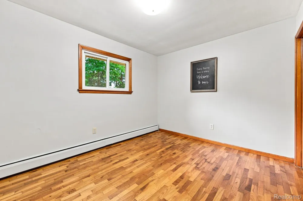 25 E Oakwood Road Oxford Charter Township, MI 48371