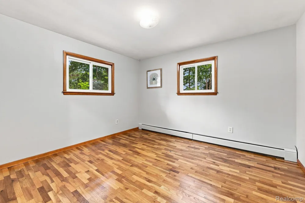 25 E Oakwood Road Oxford Charter Township, MI 48371