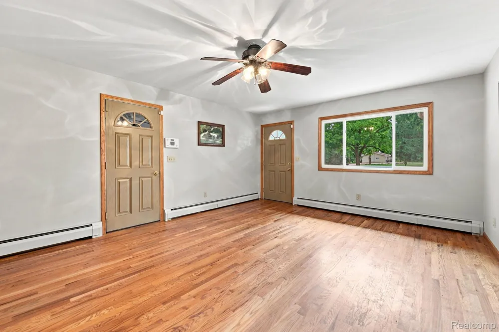 25 E Oakwood Road Oxford Charter Township, MI 48371