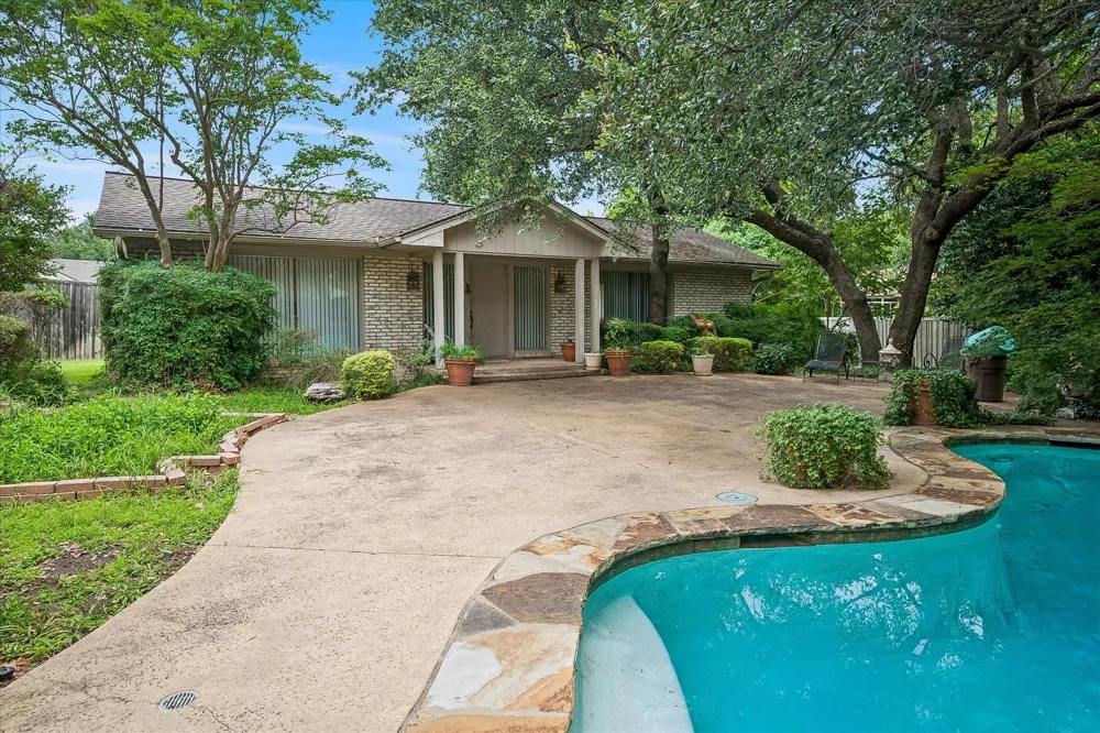6940 Wildglen Drive Dallas, TX 75230