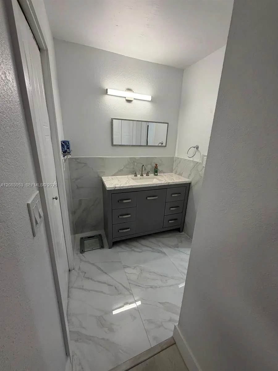 331 Lakeview Dr #101 Weston, FL 33326