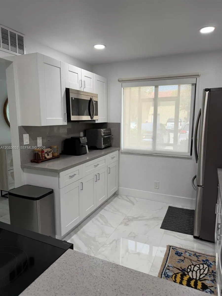 331 Lakeview Dr #101 Weston, FL 33326