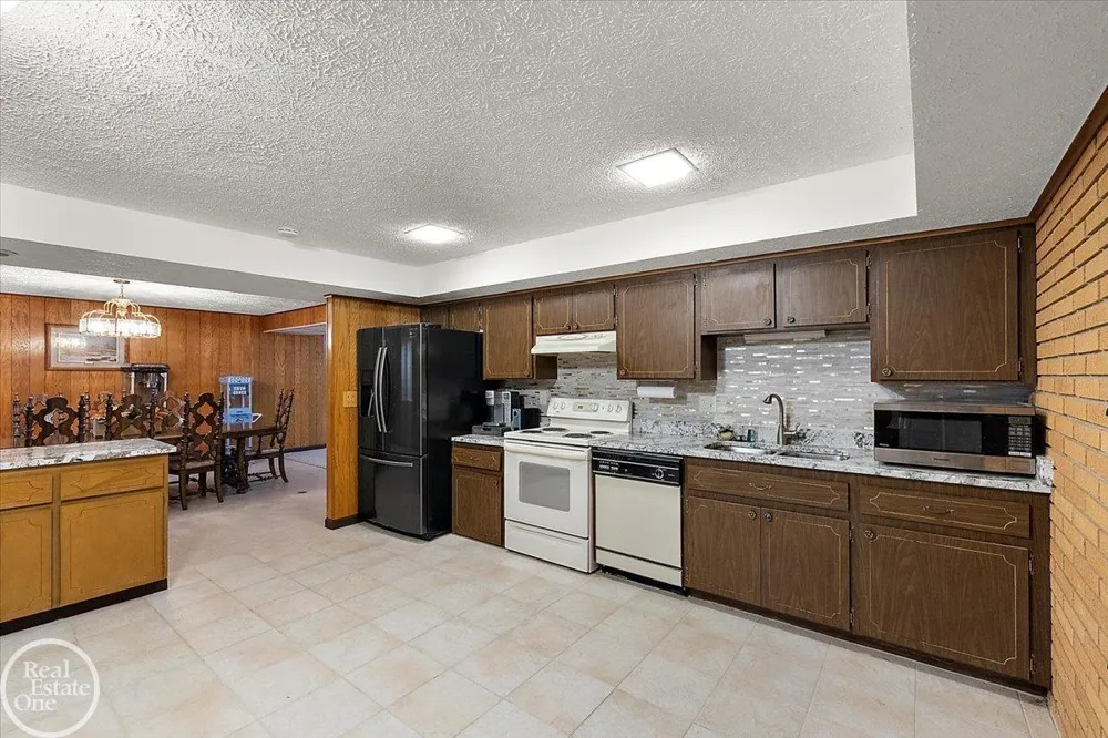 21266 Balfour Street Clinton Charter Township, MI 48036