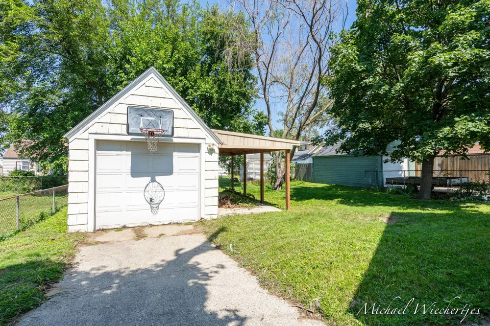 61 Canterbury Street SW Wyoming, MI 49548