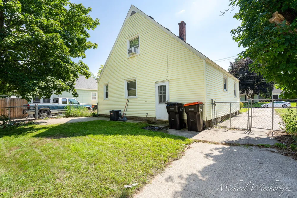 61 Canterbury Street SW Wyoming, MI 49548