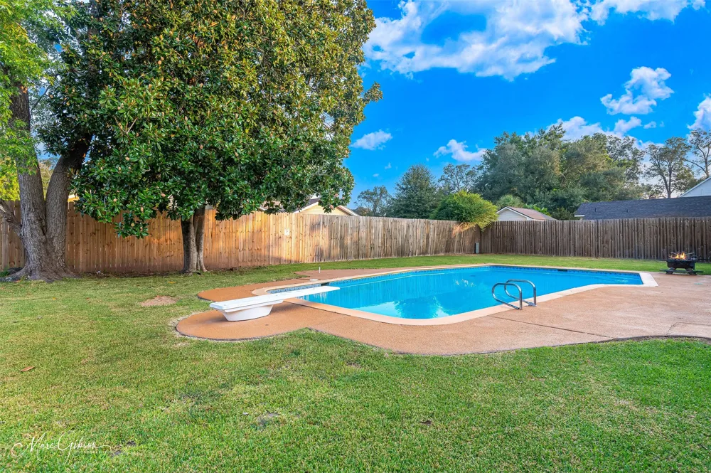 2201 Surrey Lane Bossier City, LA 71111