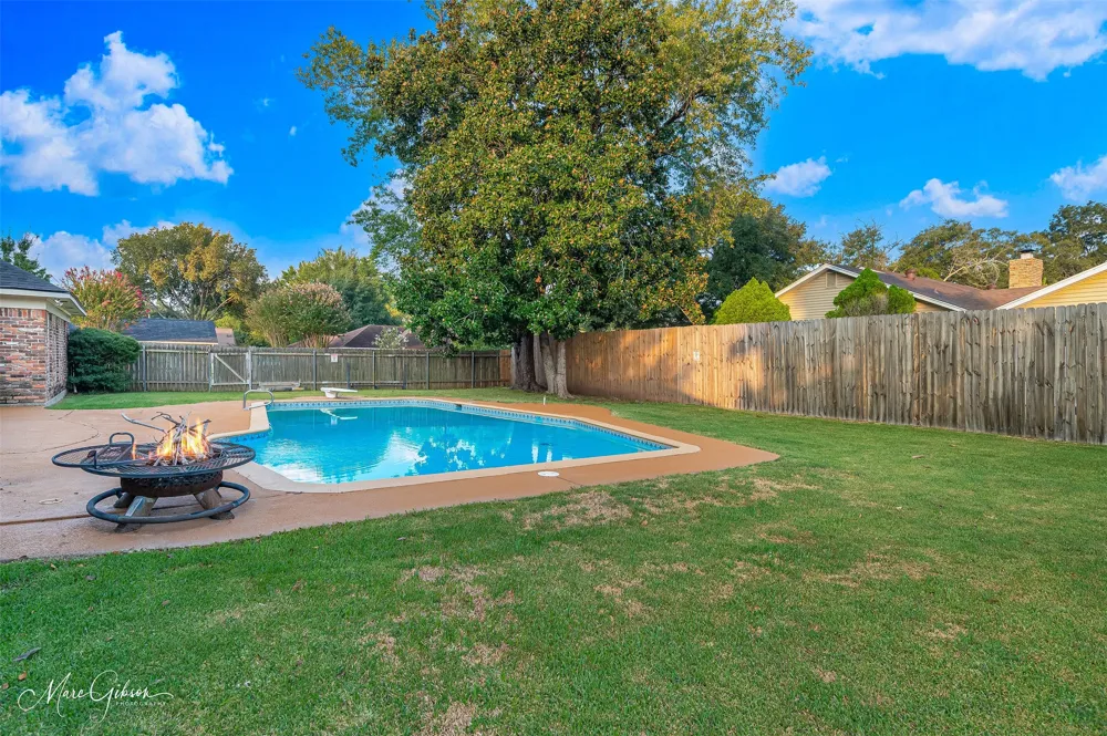 2201 Surrey Lane Bossier City, LA 71111
