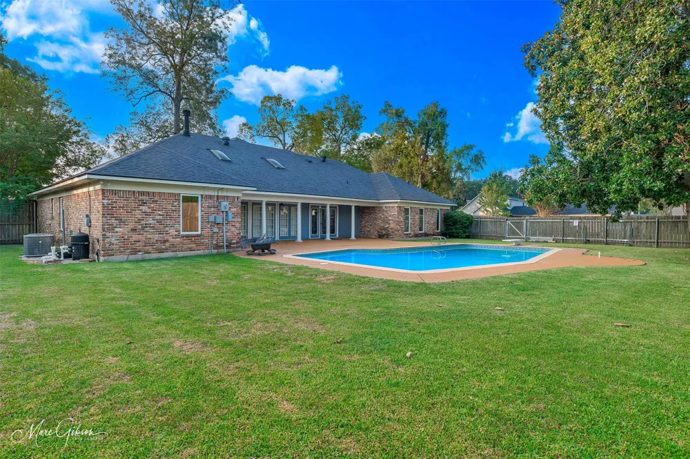2201 Surrey Lane Bossier City, LA 71111