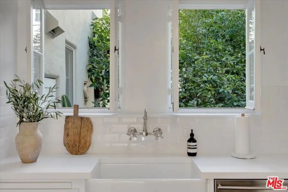 156 Swall Drive Beverly Hills, CA 90211