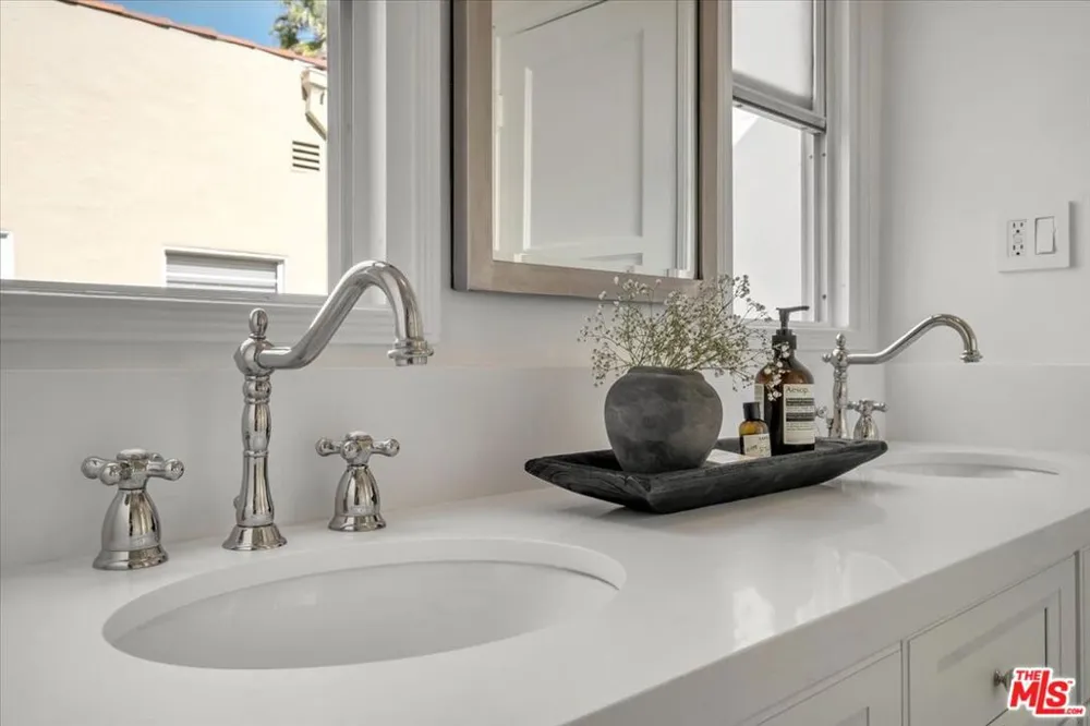 156 Swall Drive Beverly Hills, CA 90211