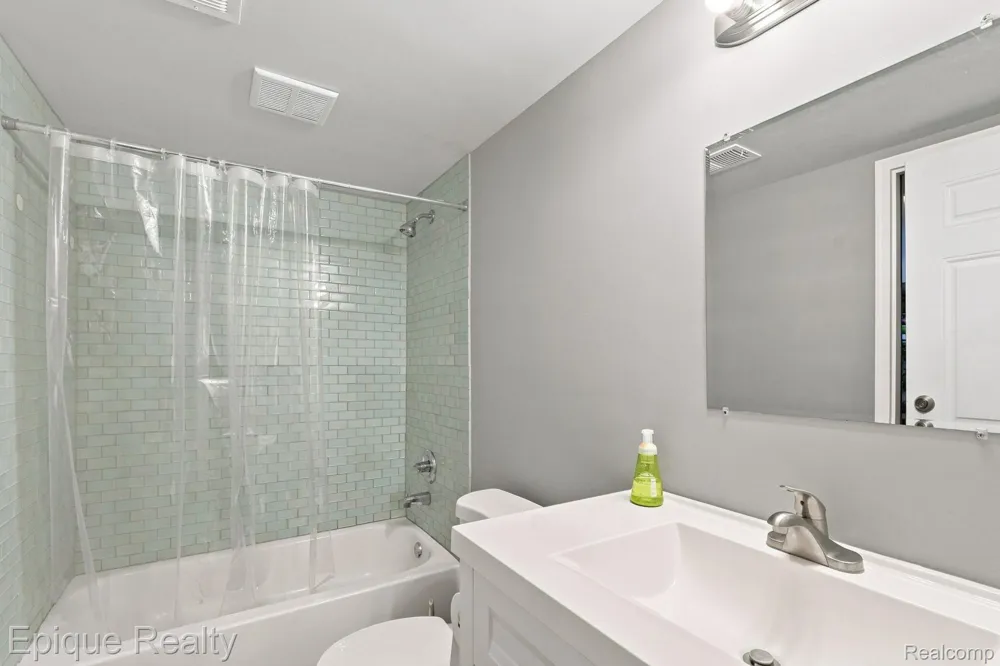 1420 Yosemite Boulevard Birmingham City, MI 48009