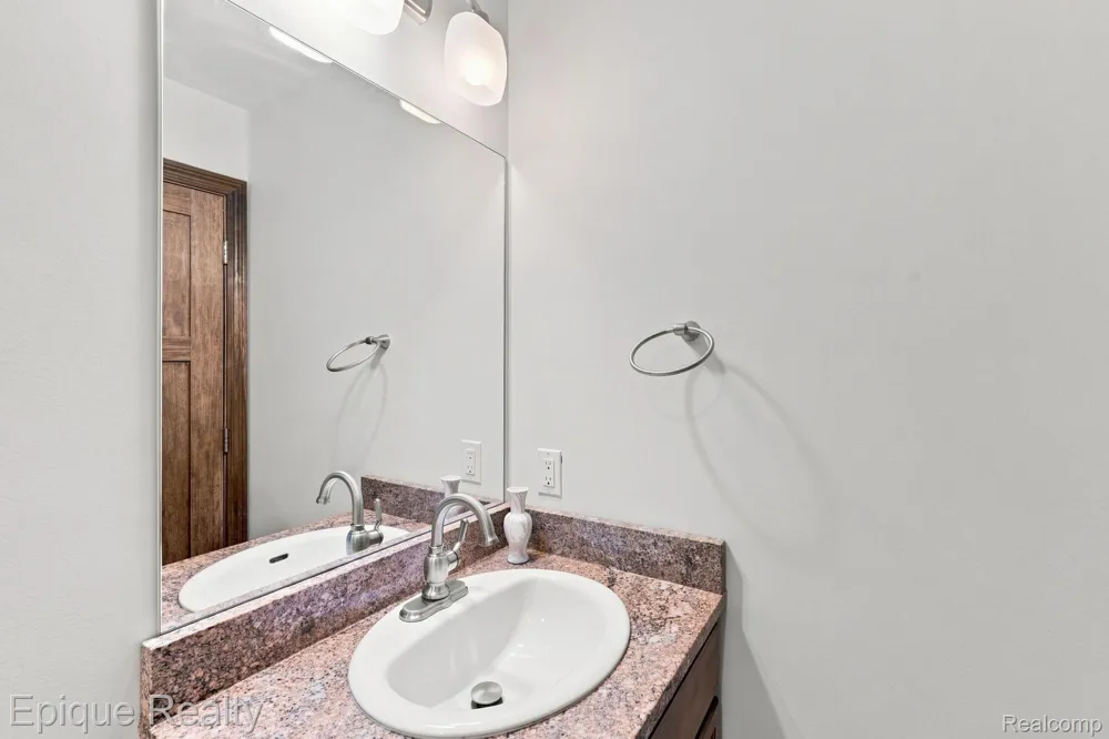1420 Yosemite Boulevard Birmingham City, MI 48009