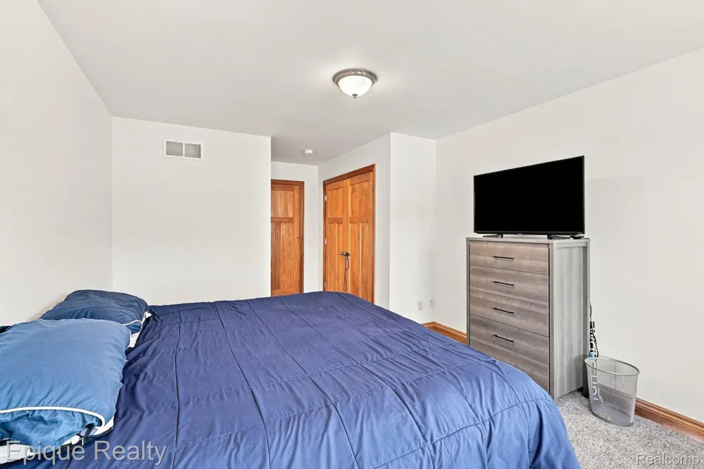 1420 Yosemite Boulevard Birmingham City, MI 48009