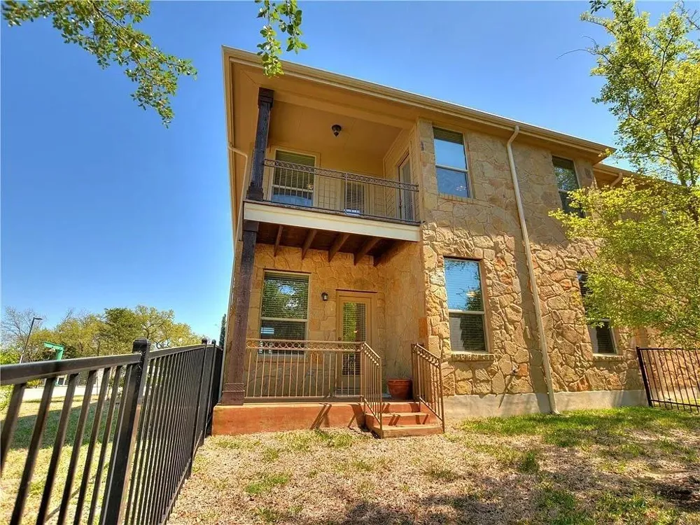 9512 Solana Vista Loop #B Austin, TX 78750