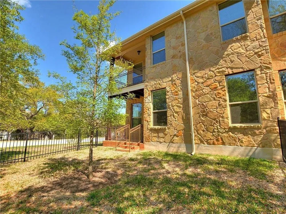 9512 Solana Vista Loop #B Austin, TX 78750