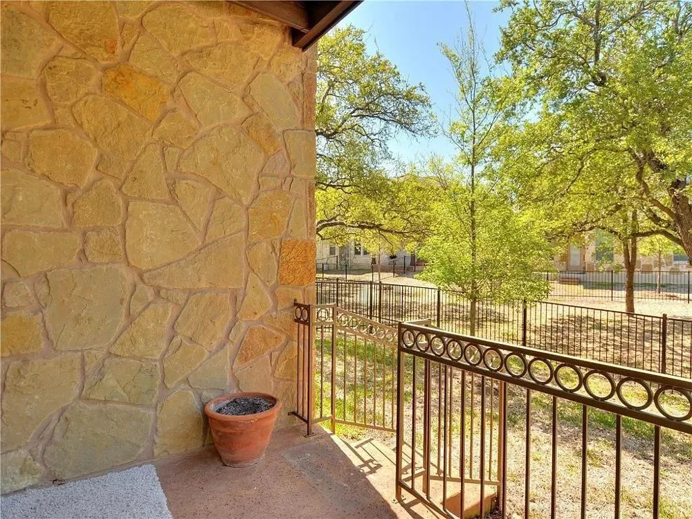 9512 Solana Vista Loop #B Austin, TX 78750