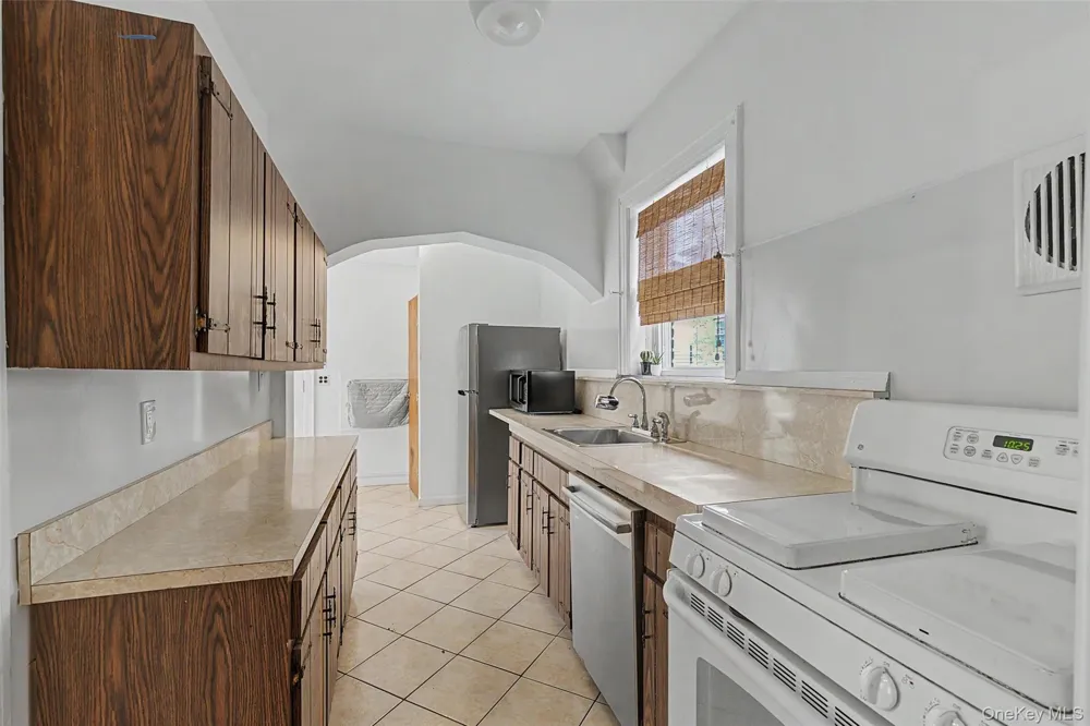 1085 Sackett Avenue Bronx, NY 10461