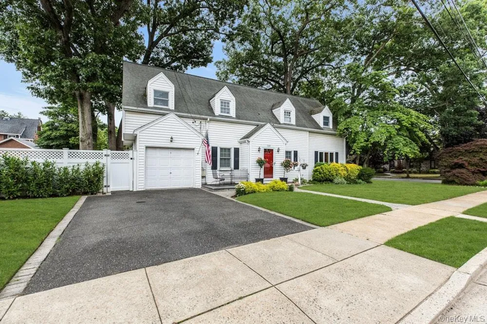 128 Stuart Street Lynbrook, NY 11563