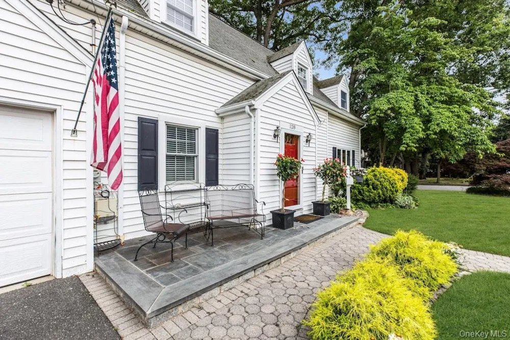 128 Stuart Street Lynbrook, NY 11563