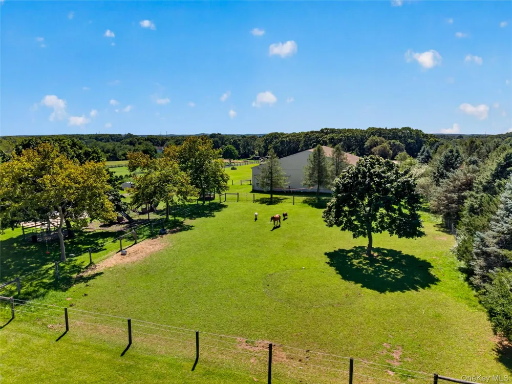 291 Deep Hole Road Calverton, NY 11933