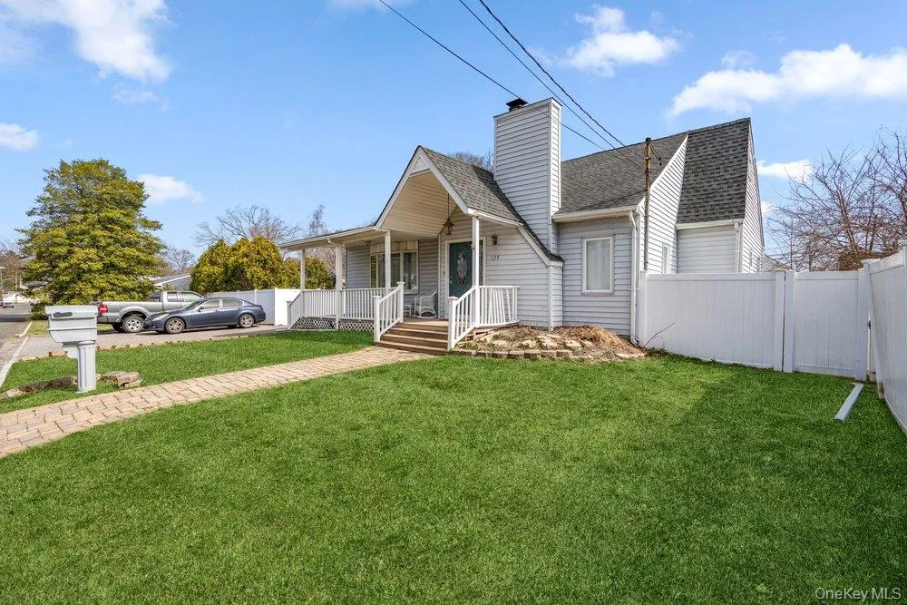 125 W 3rd Street Ronkonkoma, NY 11779