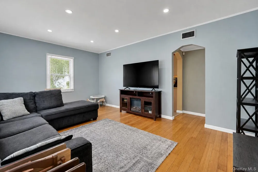 292 Roosevelt Avenue Freeport, NY 11520