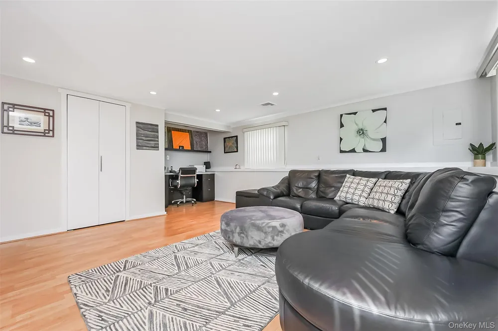 65 Graham Street Farmingdale, NY 11735
