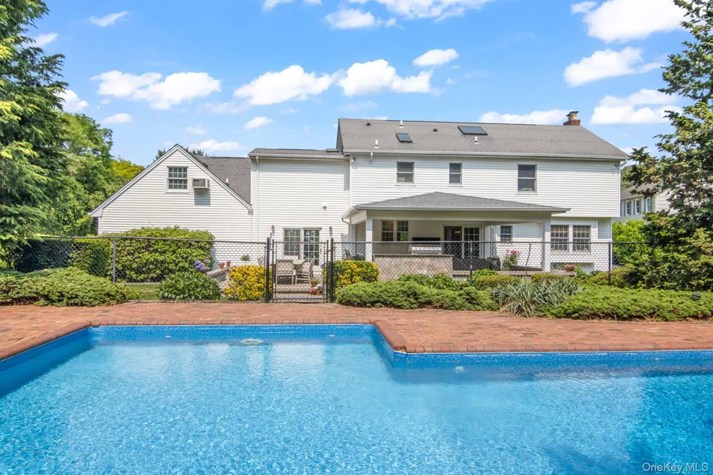 17 Lemark Court East Setauket, NY 11733