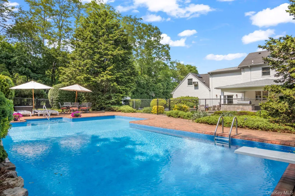 17 Lemark Court East Setauket, NY 11733