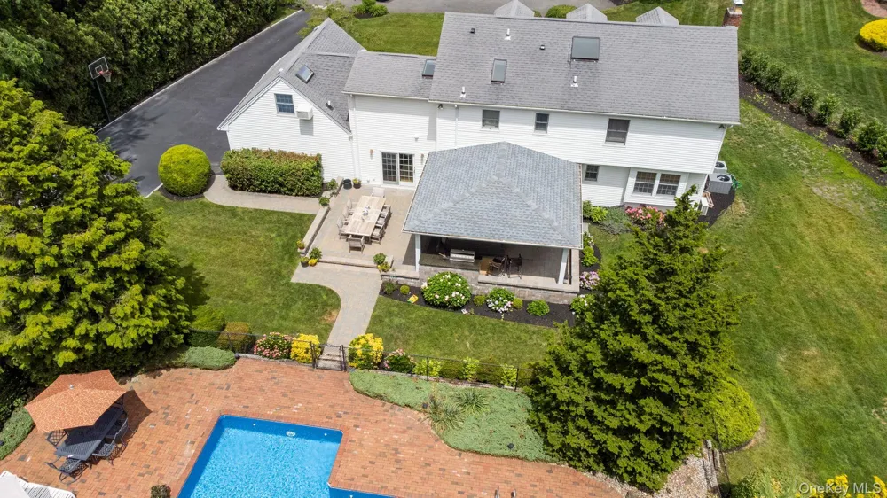 17 Lemark Court East Setauket, NY 11733