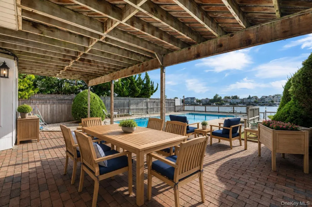 2718 Riverside Drive Wantagh, NY 11793