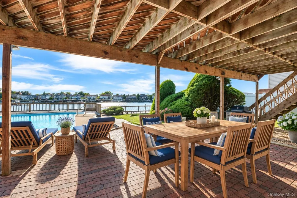 2718 Riverside Drive Wantagh, NY 11793