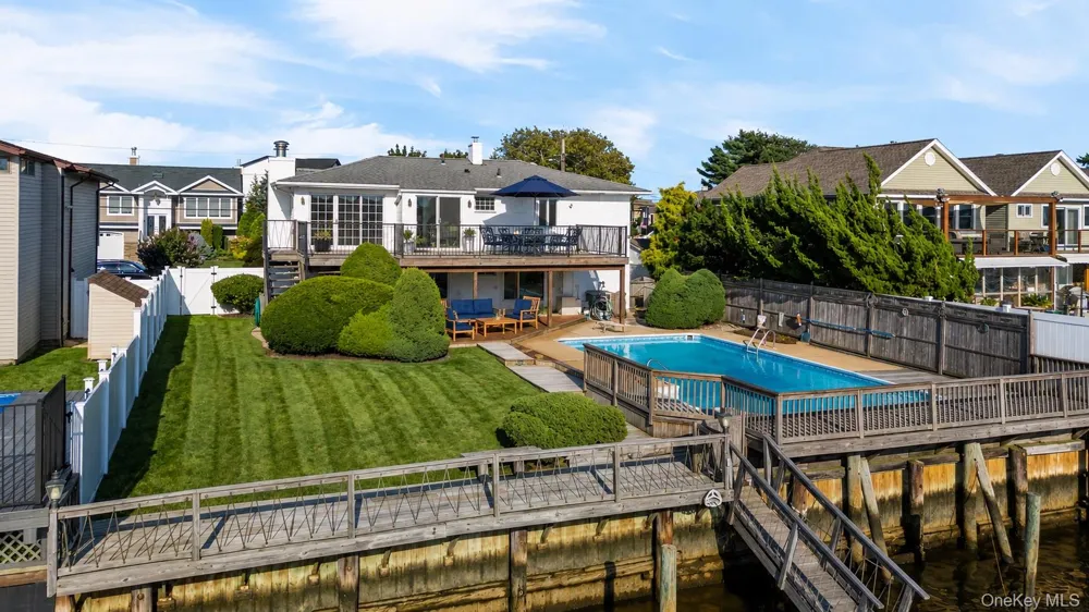 2718 Riverside Drive Wantagh, NY 11793
