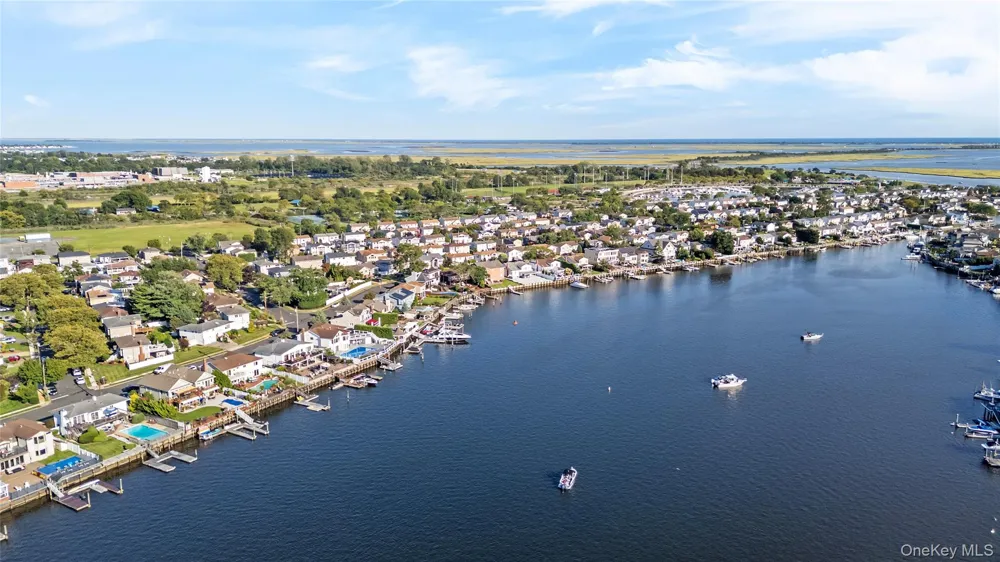 2718 Riverside Drive Wantagh, NY 11793