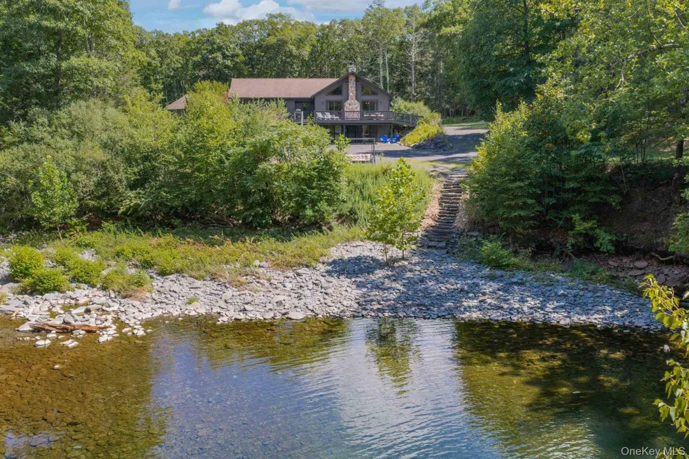61 Woodland Falls Road Saugerties, NY 12477