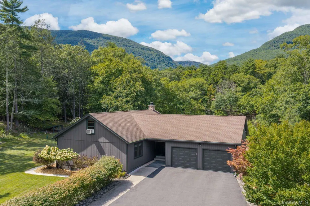 61 Woodland Falls Road Saugerties, NY 12477