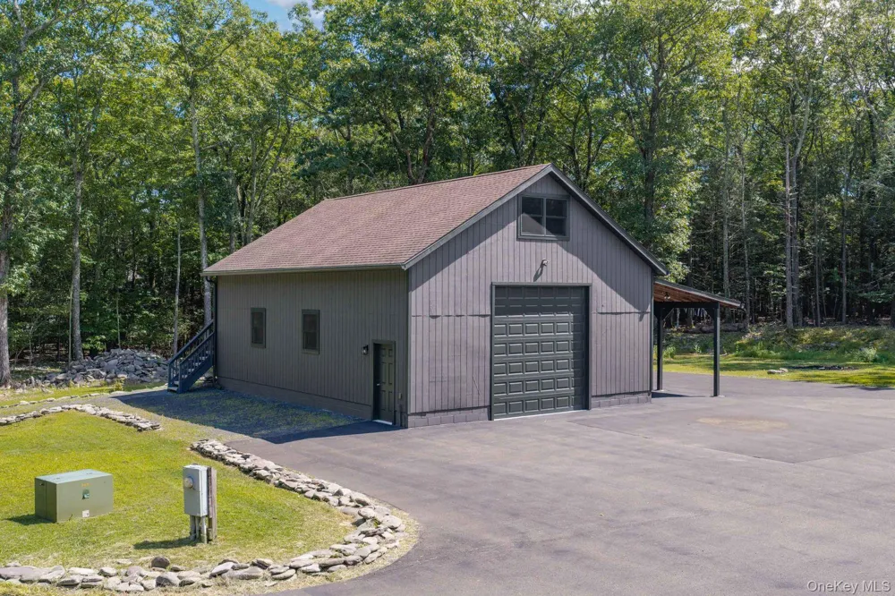 61 Woodland Falls Road Saugerties, NY 12477