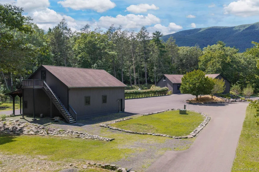 61 Woodland Falls Road Saugerties, NY 12477