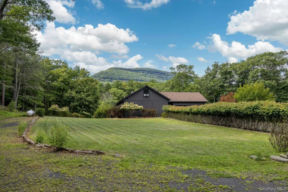 61 Woodland Falls Road Saugerties, NY 12477