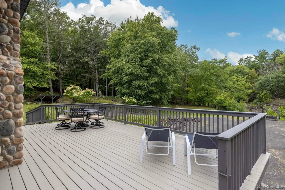 61 Woodland Falls Road Saugerties, NY 12477