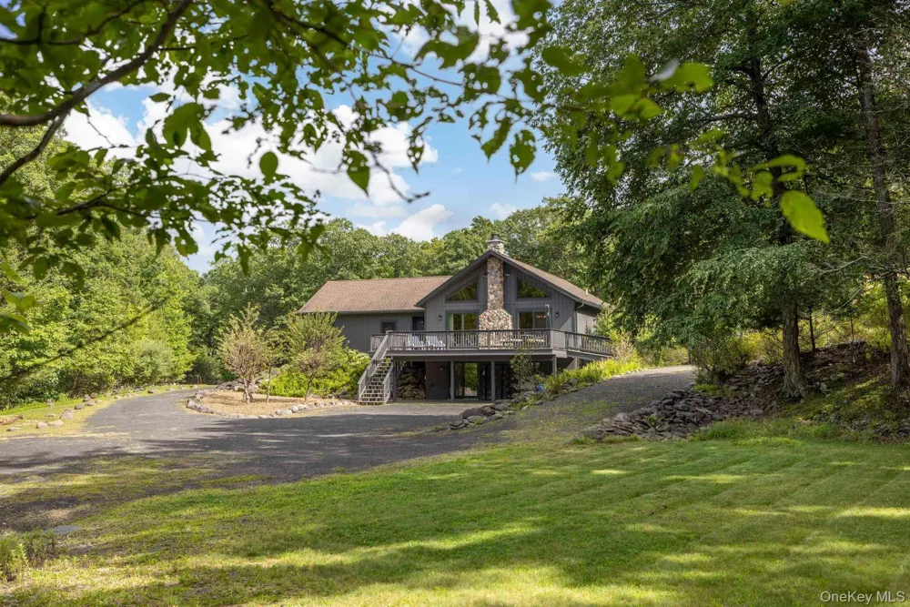 61 Woodland Falls Road Saugerties, NY 12477