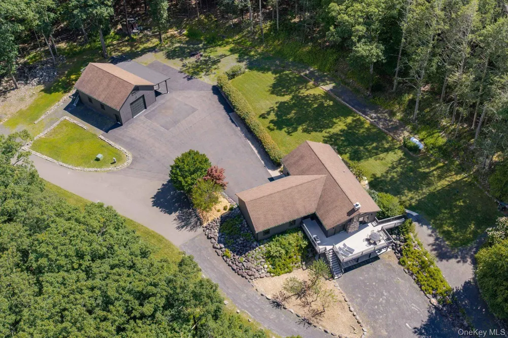 61 Woodland Falls Road Saugerties, NY 12477
