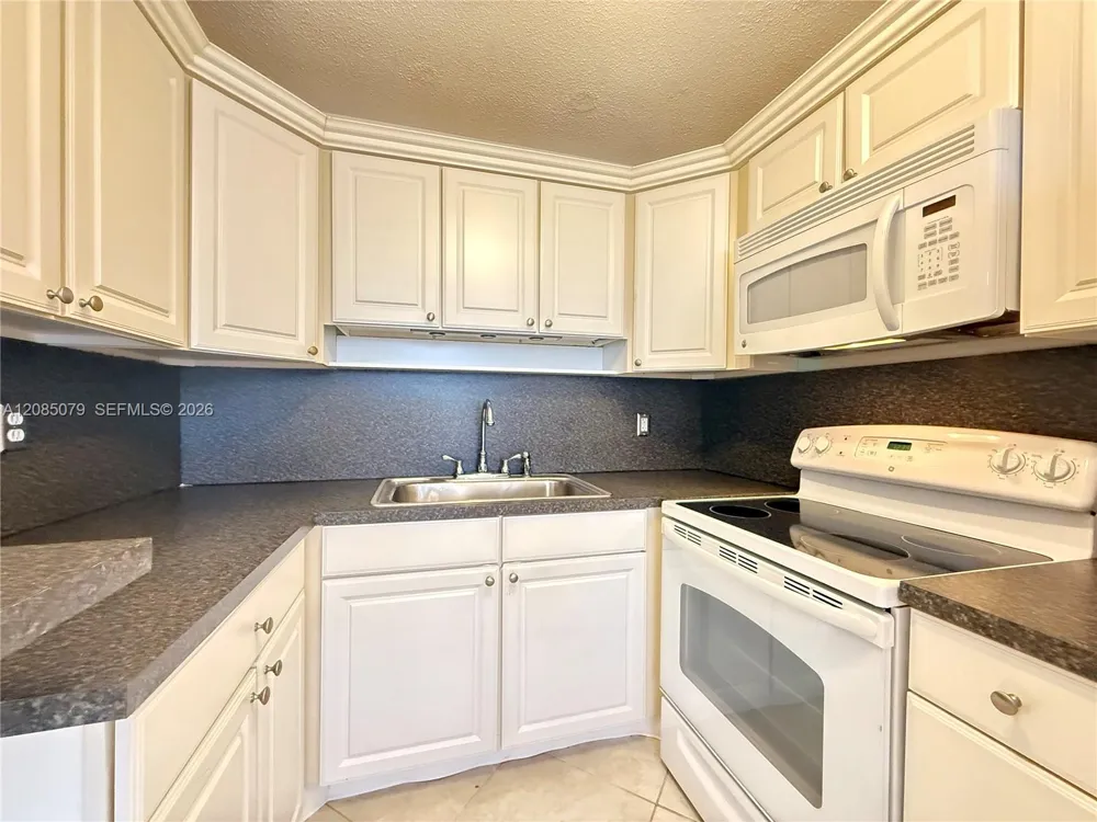 22 SE 3rd Ter #7 Dania Beach, FL 33004