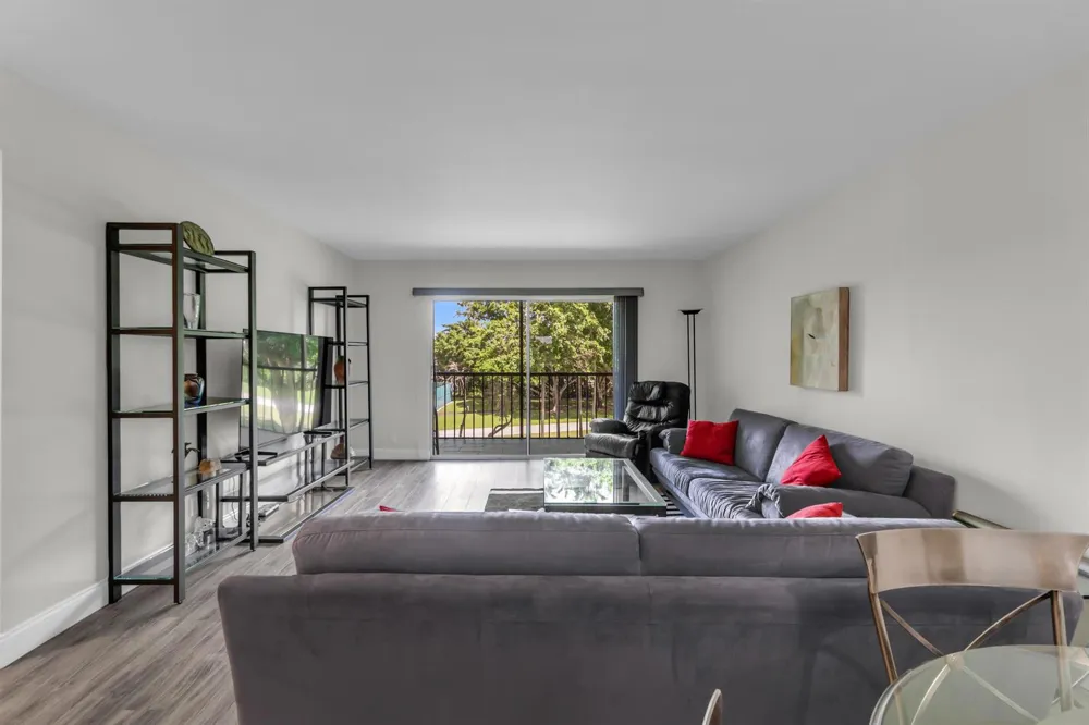 7267 HUNTINGTON LANE #403 Delray Beach, FL 33446